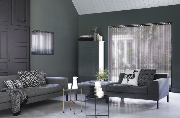 Verticale lamellen in lichtgrijs woonkamer modern