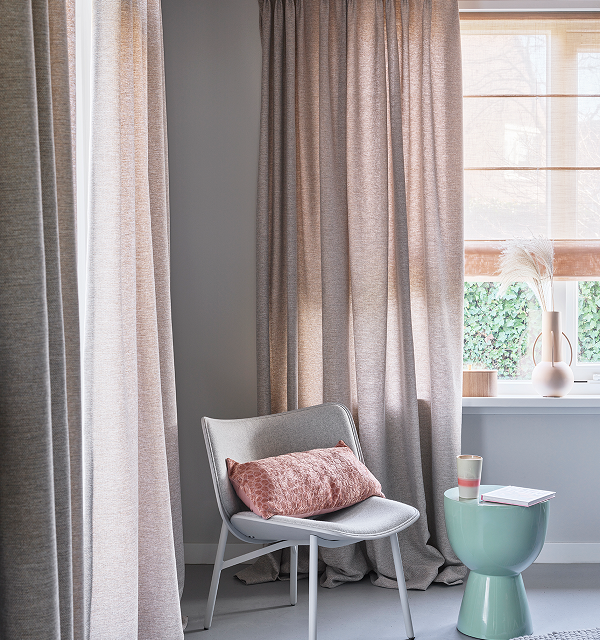 Gordijn – Inbetweens – Vadain – Duurzame gordijnen – A New Beginning – roze – staand – zithoek