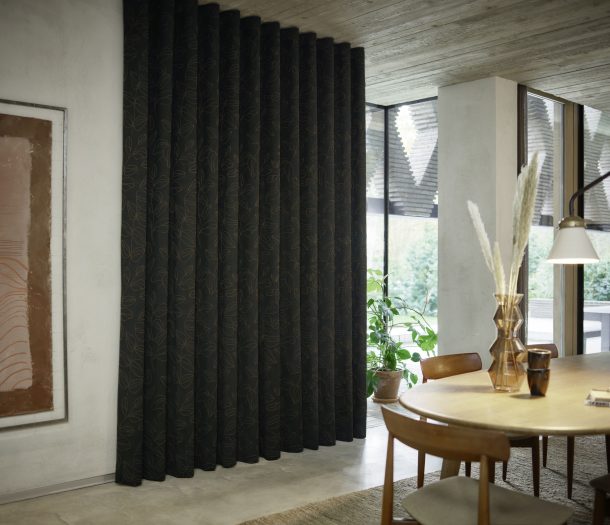 Gordijn – Overgordijn – Kobe (niet voor WAH) – Orovada – zwart – sfeerfoto – liggend – keuken
