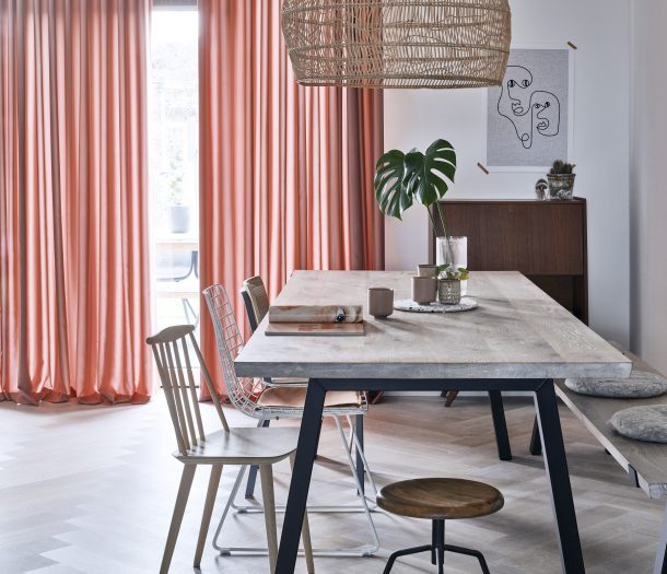 Gordijn – vitrage – Vadain – rainbow – roze – sfeerfoto – staand – keuken