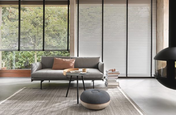 Woonkamer met horizontale jaloezieen op maat witte jaloezieen