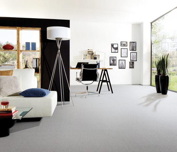 Vloeren – Interfloor-Modena-Tapijt- licht grijs – sfeerfoto – interieur – staand_kl