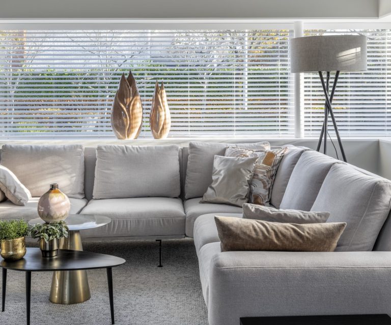 Zonnelux – houten jaloezieen – wit – Woonkamer -liggend (1)