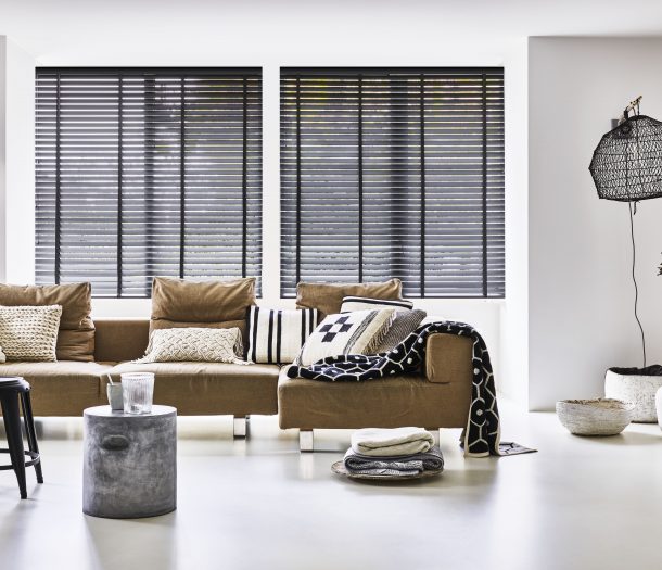 Bece horizontaal zwart_raamdecoratie donker blog