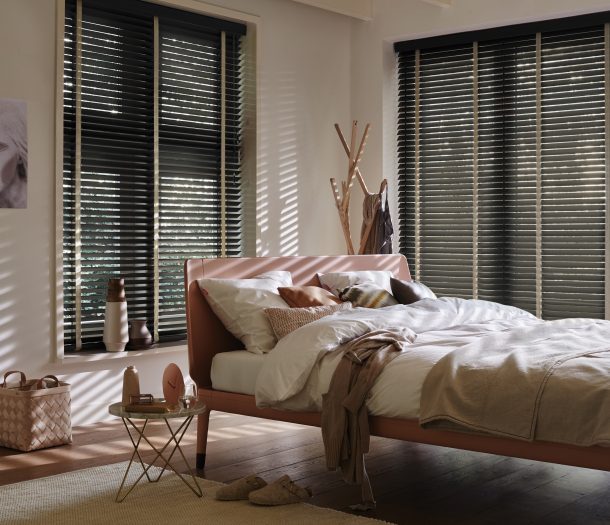 Houten-jaloezieen-Luxaflex-zwart-slaapkamer