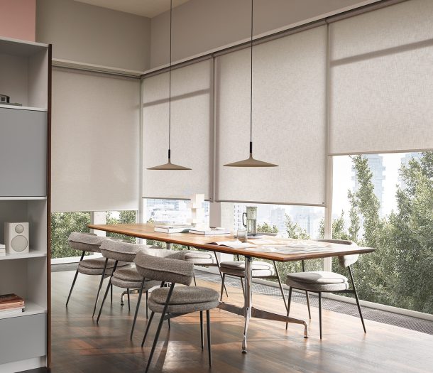 Industriële woonstijl keuken eethoek met Luxaflex rolgordijnen