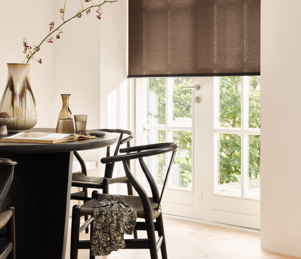 Rolgordijn – Luxaflex – bruin – eetkamer – staand