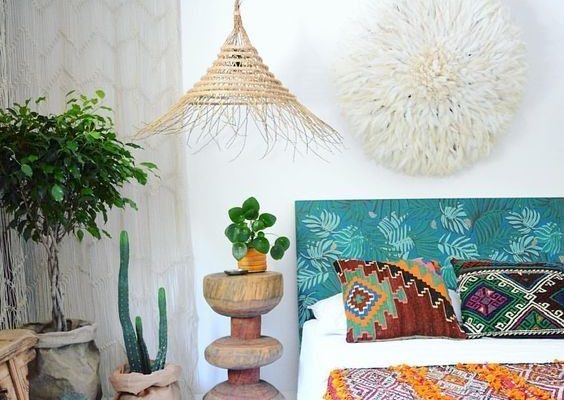 Bohemian slaapkamer met verschillende stoffen en materialen