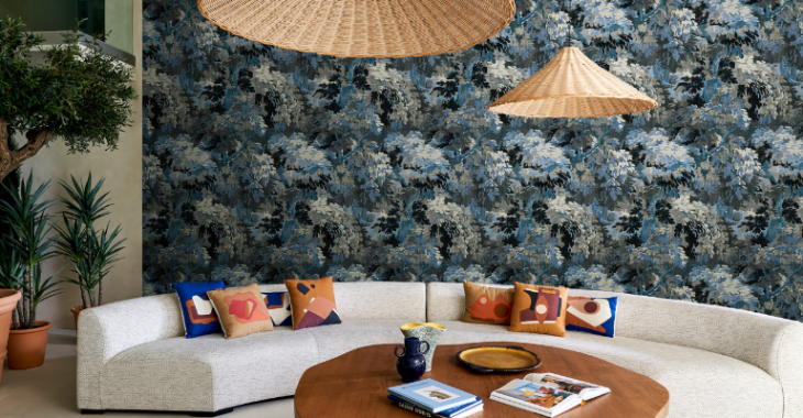 Behang in de zithoek in blauwtinten met bladeren