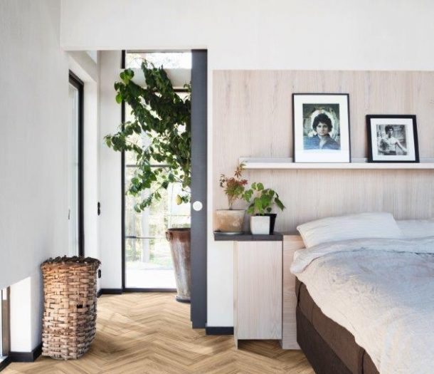 Slaapkamer met pvc visgraat vloer en vloerverwarming