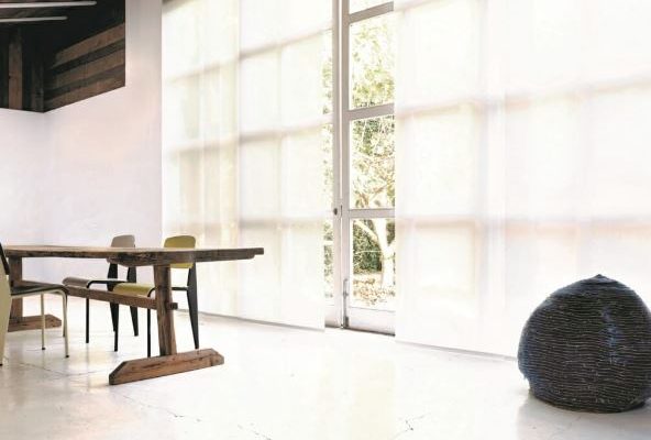 Lichte paneelgordijnen voor elk interieur.