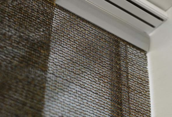 Paneelgordijnen met verschillende stoffen.