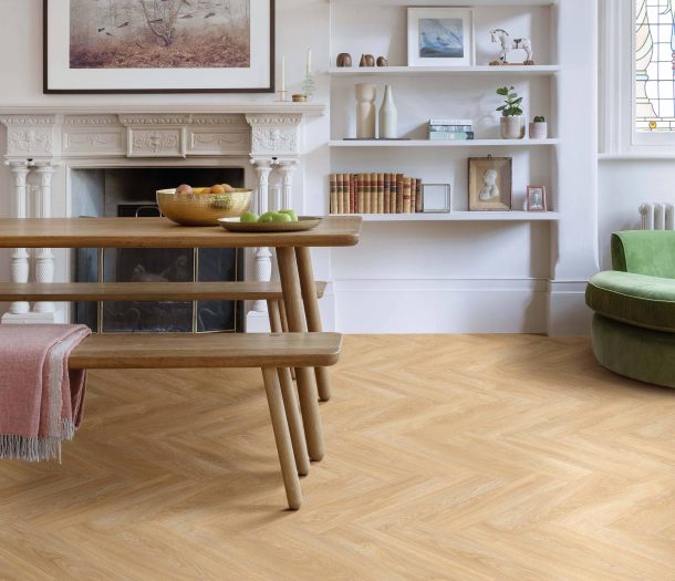 Vloeren – pvc – Moduleo – Cool Classic – Laurel Oak – houtlook – licht – visgraat – woonkamer – sfeerfoto – vierkant