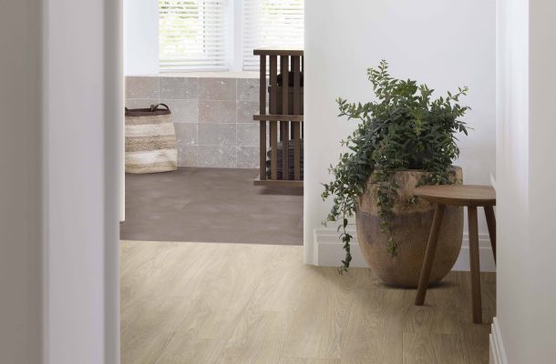 Vloeren – pvc – Moduleo – Desert Escape – Laurel Oak – Matina – houtlook – licht – hal – sfeerfoto – vierkant