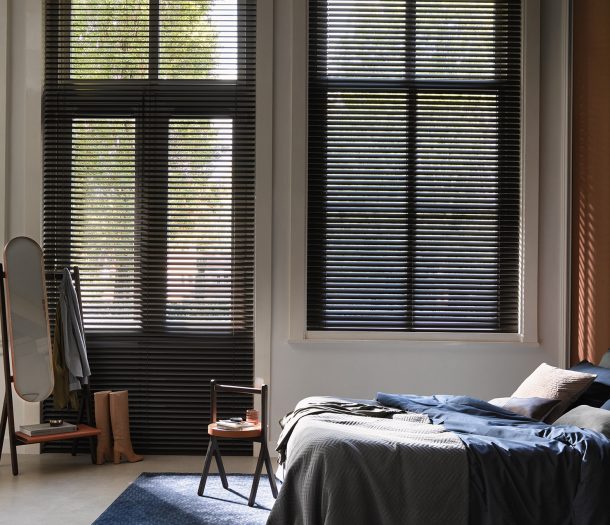 Luxaflex jaloezieën zwart voor slaapkamer verduisterend