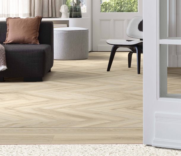 Moduleo Roots woonkamer visgraat met terrazzo_ Lugano 46210 – Blackjack Oak 22215
