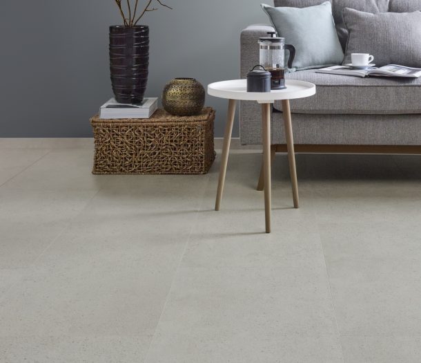 Betonlook tegels pvc planken warme grijstint woonkamer