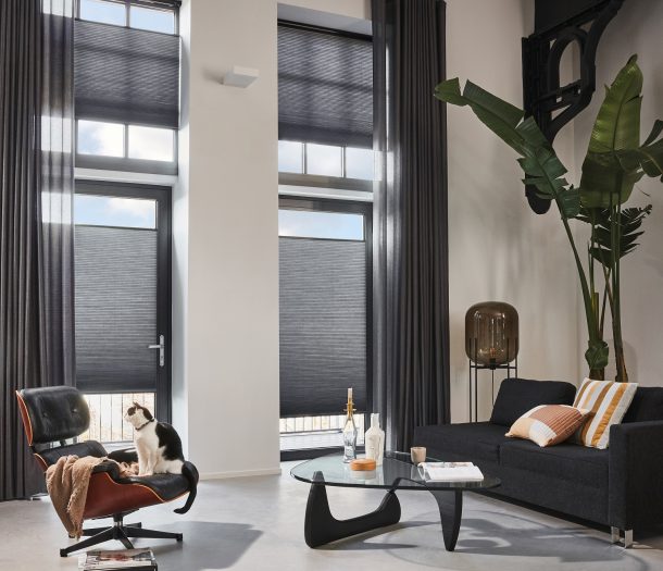 Duettes en transparante gordijnen voor hoge ramen en deuren in woonkamer merk Luxaflex