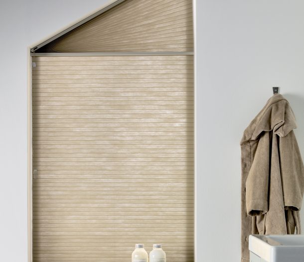 Duettes op maat voor schuin badkamer raam merk Multisol