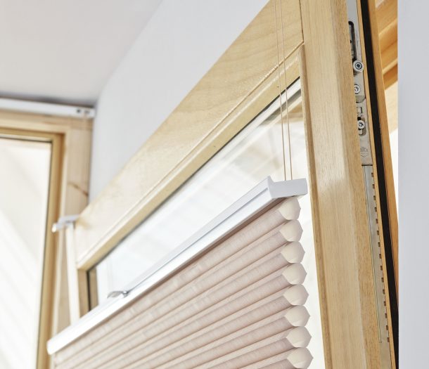 Duettes sluiten perfect aan op je draaikiepraam combineer met gordijnen voor sfeer merk BeCe