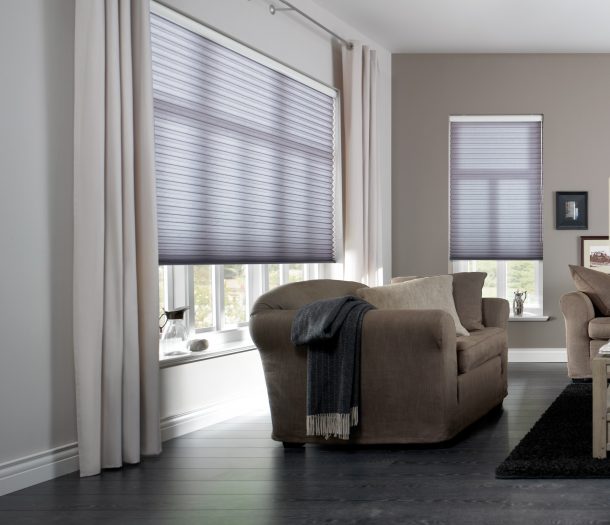 PlisseDuettes grijs Multisol met verduisterende gordijnen in beige woonkamer