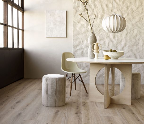 Eetkamer met eiken look vloer lichte kleuren - de Woonspecialist - vloeren