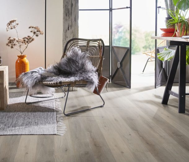 Ambiant – PVC – houtlook – donker – Avanto – materialo – sfeerfoto – woonkamer – liggend