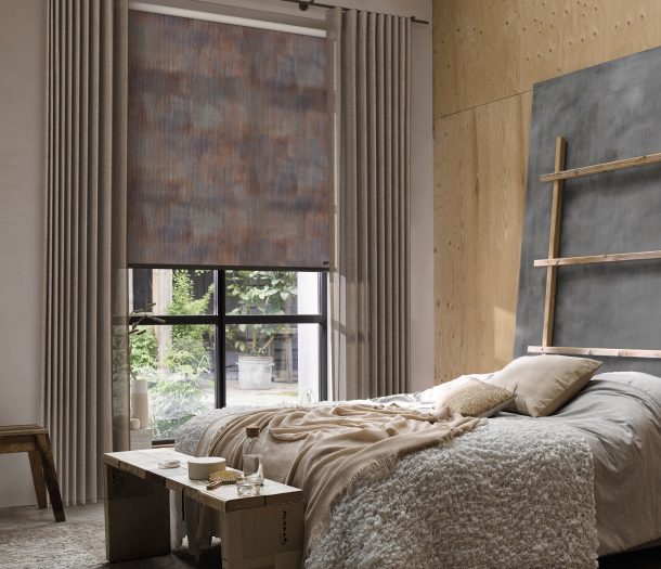 Gordijnen op maat en rolgordijn verduisterend combineren slaapkamer – Luxaflex