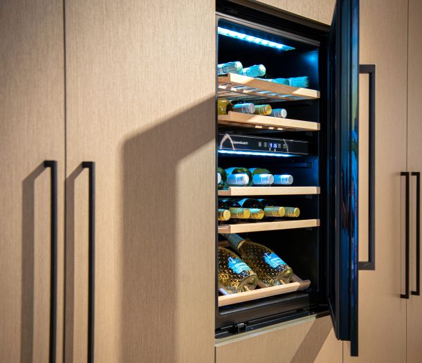 Wasmachinekast – Allure – winkel – close up – wijnkoeler – donker – bruin – liggend