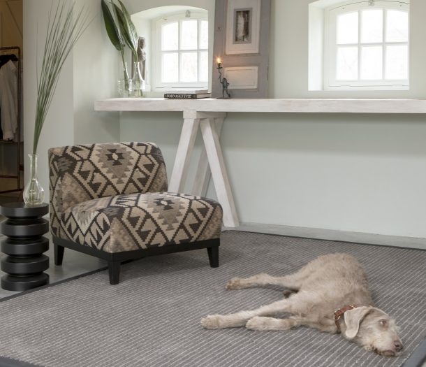 Wollen vloerkleed grijs, makkelijk schoon te houden.