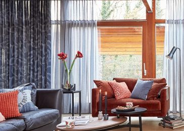 Woonkamer overgordijnen met print en lichtgrijze vitrages