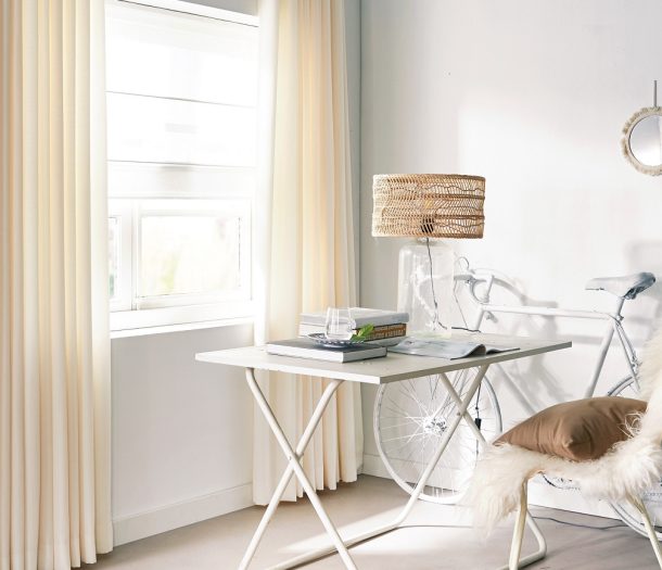 Overgordijnen – semi transparant – natuurlijke stijl – wit – A House of Happiness – NATURAL_3 – staand