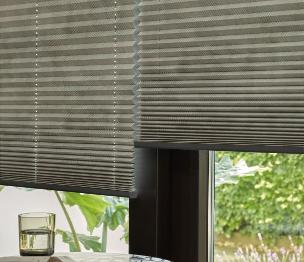 Plisses in donkergrijs met structuur detailfoto