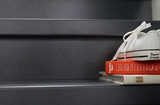 Traprenovatie betonlook donkergrijs laminaat