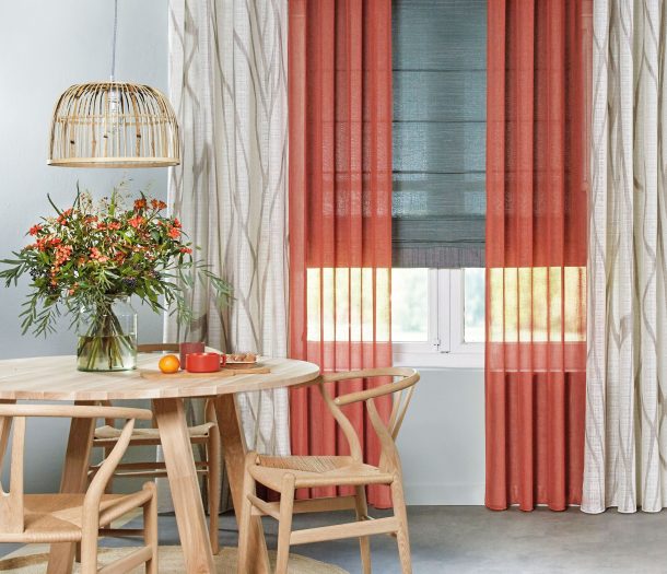 Transparante vitrage gordijnen combi met vouwgordijnen eetkamer