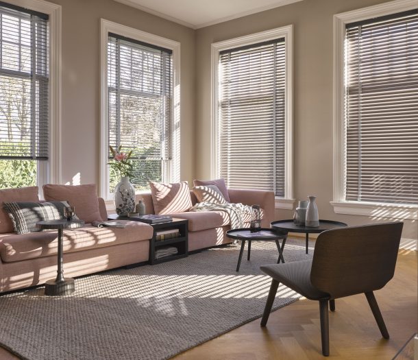 Woonkamer met horizontale jaloezien op maat