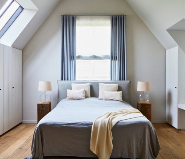 Slaapkamer met verduisterende overgordijnen en sfeervolle vouwgordijnen