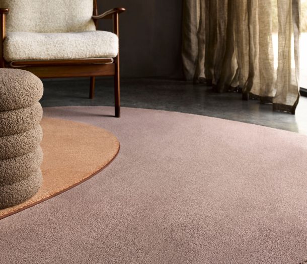 Karpet – Desso – Asteranne – organisch – bruin – woonkamer – sfeerfoto -staand