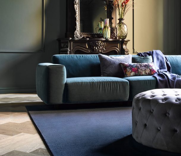 Karpet – Desso – Asteranne – rechthoek – blauw – woonkamer – sfeerfoto -staand