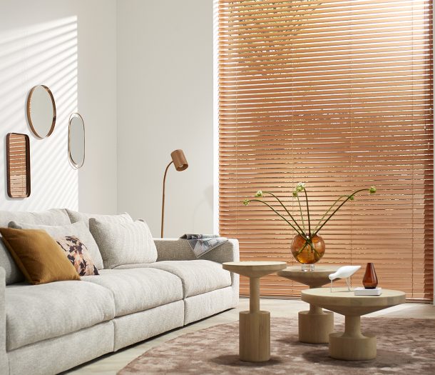 Houten jaloezieen – Sunway – oranje – woonkamer – liggend