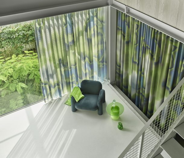 Blauw/groene vitrage van Kendix in zithoek