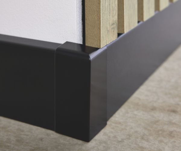 De afwerking van de wandpanelen met bijpassende plinten, een strakke look voor elke kamer