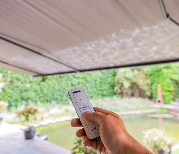 Buitenzonwering – Suncircle – knikarm – elektrisch – somfy – sfeerfoto – liggend