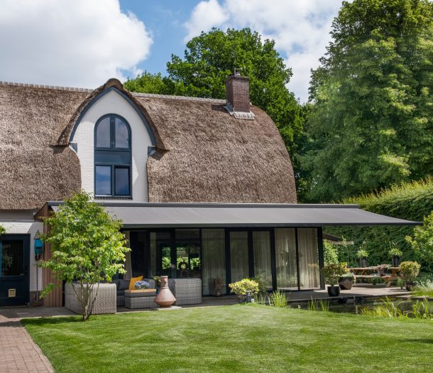 Buitenzonwering – Suncircle – knikarm – sfeerfoto – liggend (2)