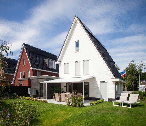 Buitenzonwering – Suncircle – pergola – sfeerfoto – vrijstaand huis – liggend