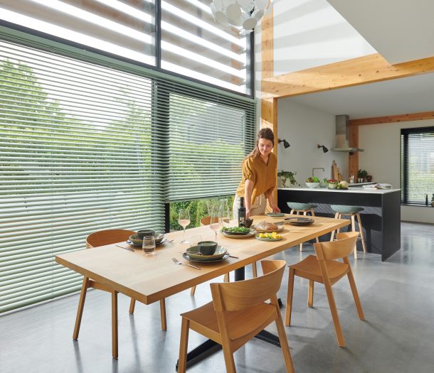 Horizontale jaloezieen – Multisol – groen – eetkamer – keuken – mens – liggend