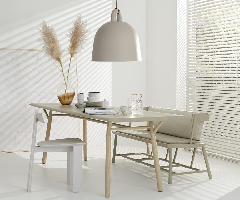 Een Scandinavische woonstijl in de keuken met houten jaloezieën