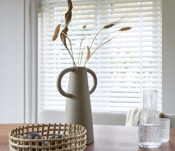 Een Scandinavische woonstijl in de keuken met houten jaloezieën