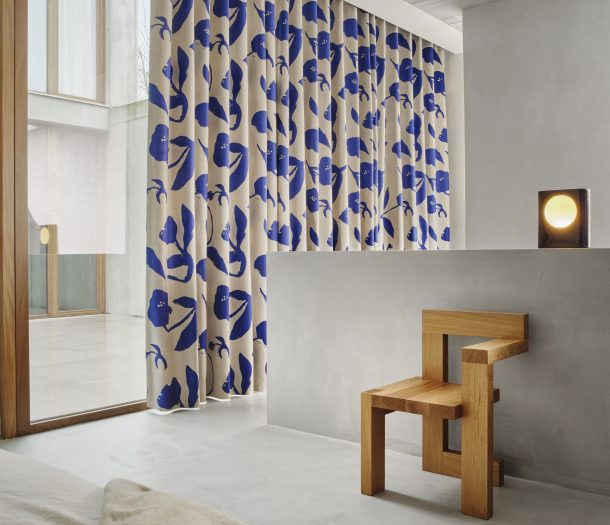 Overgordijnen – de Ploeg – Yuba – creme – blauw – dessin – slaapkamer – staand