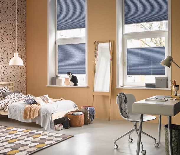Verduisterende raamdecoratie zonder boren plissés op maat in slaapkamer